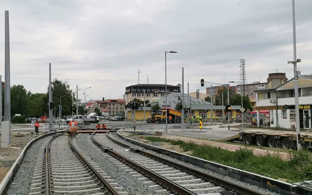 Křižovatka na Schweitzerově je před otevřením. Rozruch vzbudily provizorní cyklostezky