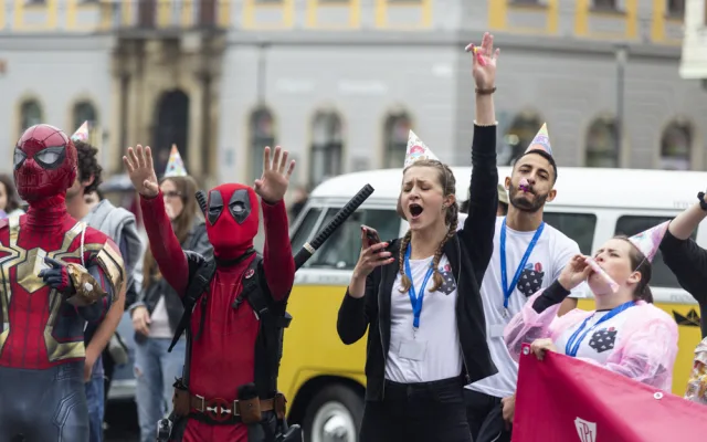 FOTOGALERIE: Bujarý majálesový průvod prošel Olomoucí. Studentům kralují hvězdy Stardance