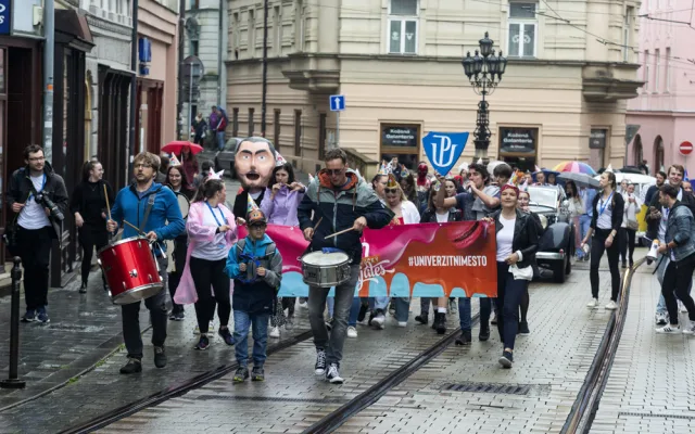 FOTOGALERIE: Bujarý majálesový průvod prošel Olomoucí. Studentům kralují hvězdy Stardance