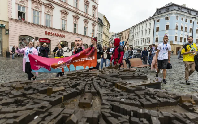 FOTOGALERIE: Bujarý majálesový průvod prošel Olomoucí. Studentům kralují hvězdy Stardance