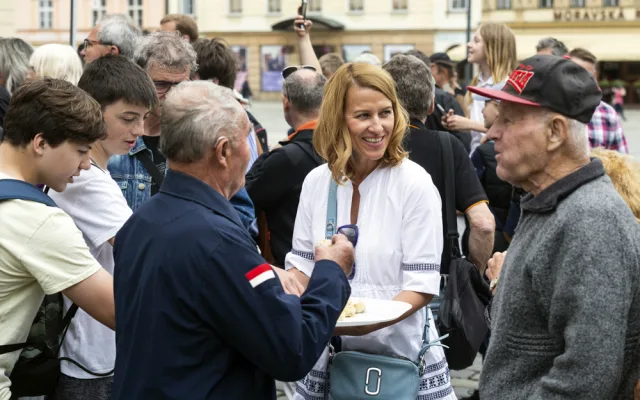 S obytňákem dorazil Babiš i před olomouckou radnici. Kritizoval vládu i guvernéra ČNB