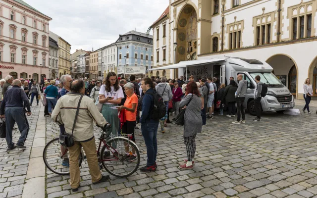 S obytňákem dorazil Babiš i před olomouckou radnici. Kritizoval vládu i guvernéra ČNB