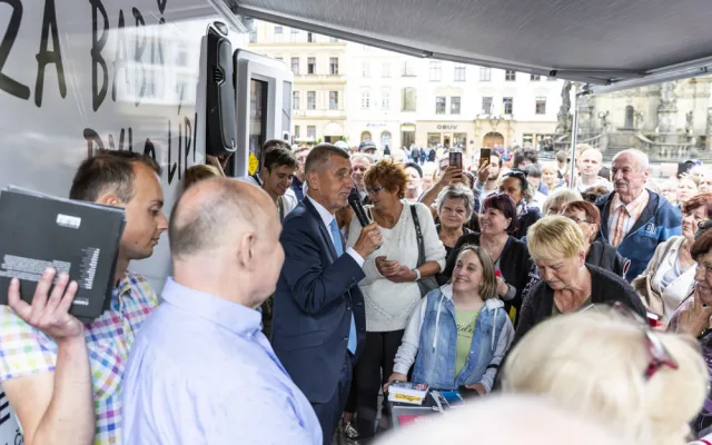 S obytňákem dorazil Babiš i před olomouckou radnici. Kritizoval vládu i guvernéra ČNB