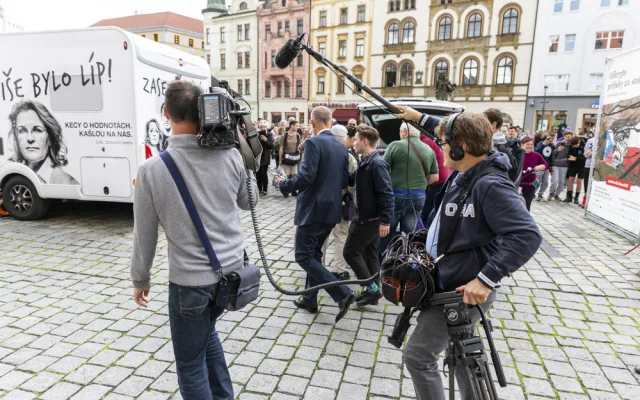 S obytňákem dorazil Babiš i před olomouckou radnici. Kritizoval vládu i guvernéra ČNB
