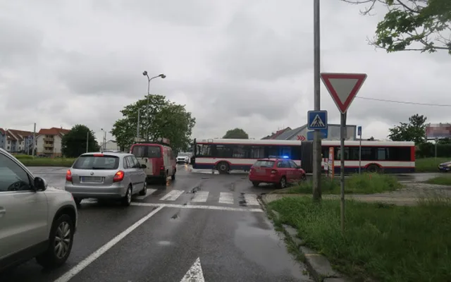 Dopravní nehoda na křižovatce ulici Okružní a I. P. Pavlova v Olomouci