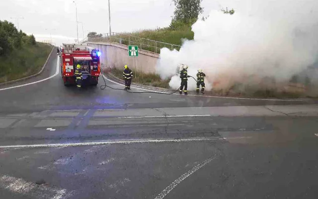 U dálničního sjezdu za Olomoucí shořelo auto. Při nehodě zemřel pětačtyřicetiletý řidič