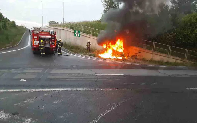 U dálničního sjezdu za Olomoucí shořelo auto. Při nehodě zemřel pětačtyřicetiletý řidič