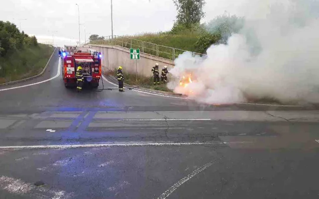 U dálničního sjezdu za Olomoucí shořelo auto. Při nehodě zemřel pětačtyřicetiletý řidič