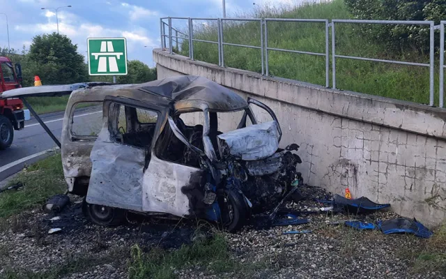U dálničního sjezdu za Olomoucí shořelo auto. Při nehodě zemřel pětačtyřicetiletý řidič