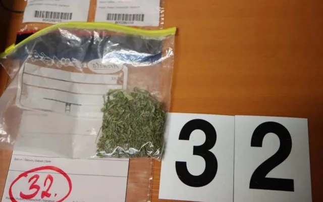 Ozbrojený dealer drog na sebe v Olomouci upozornil poznávací značkou z kusu kartronu