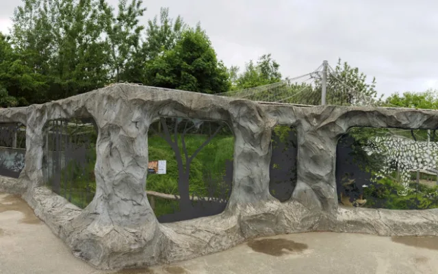 Ptáky, kteří v olomoucké zoo naráželi na prosklený pavilon levhartů, zastaví speciální nálepky