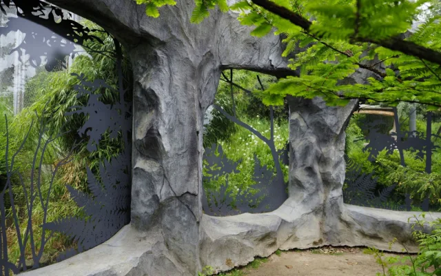 Ptáky, kteří v olomoucké zoo naráželi na prosklený pavilon levhartů, zastaví speciální nálepky