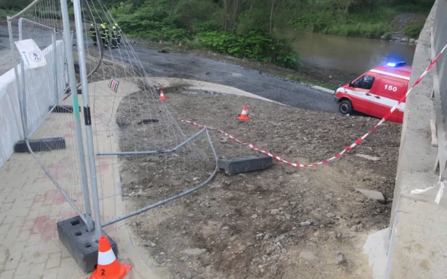 Opilá řidička převrátila auto na střechu a málem skončila v Bečvě. Nehodu si nepamatovala