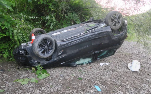 Opilá řidička převrátila auto na střechu a málem skončila v Bečvě. Nehodu si nepamatovala