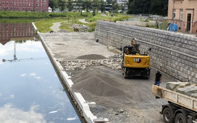 Dokončení náplavky komplikovala horší dostupnost kamenů na obklad nábřežních zdí