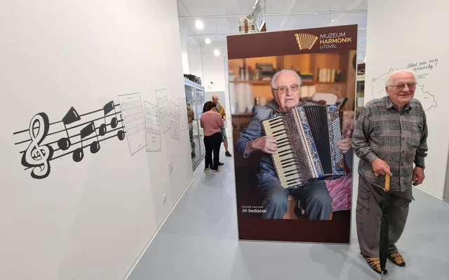 Pětaosmdesátiletý Jiří Sedláček zasvětil akordeonům většinu svého života, Litovli věnoval unikátní sbírku nástrojů