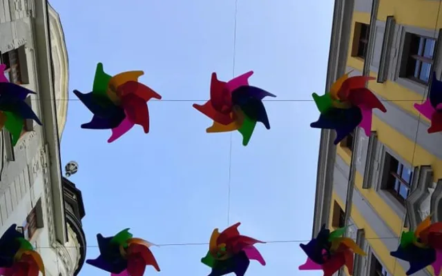 ANKETA: Centrum Olomouce opět ozdobily barevné větrníky. Jak se vám líbí?