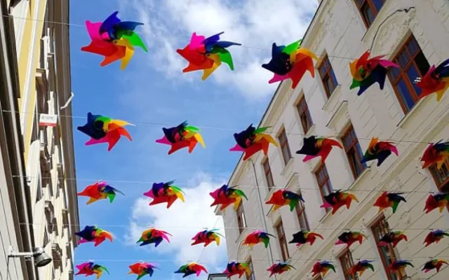 ANKETA: Centrum Olomouce opět ozdobily barevné větrníky. Jak se vám líbí?
