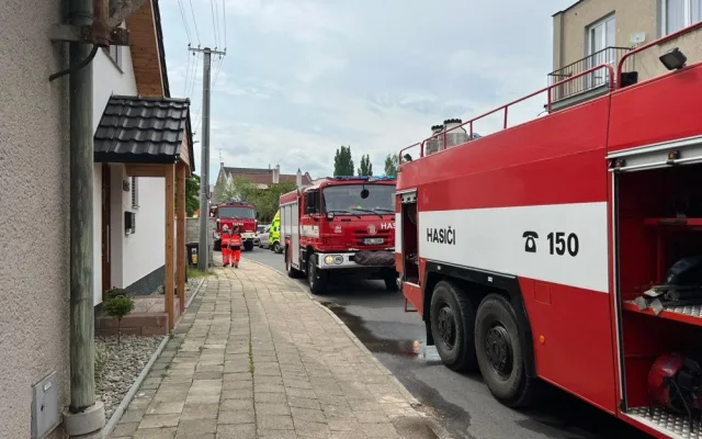Město Hranice ocenilo hasiče, který zachránil mladíka z hořícího domu. Ten zapálil jeho děda