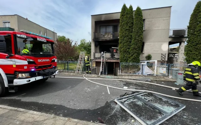 Město Hranice ocenilo hasiče, který zachránil mladíka z hořícího domu. Ten zapálil jeho děda