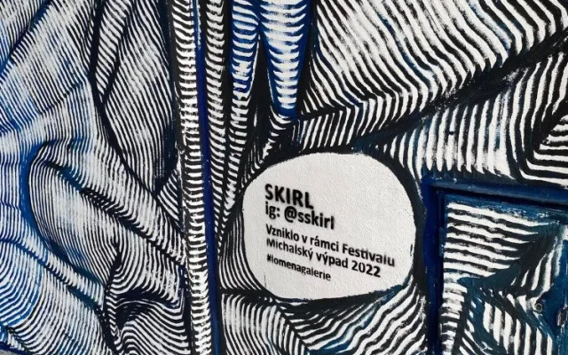 ANKETA: Podchod v Olomouci ozdobily abstraktní černé a modré linie. Líbí se vám?