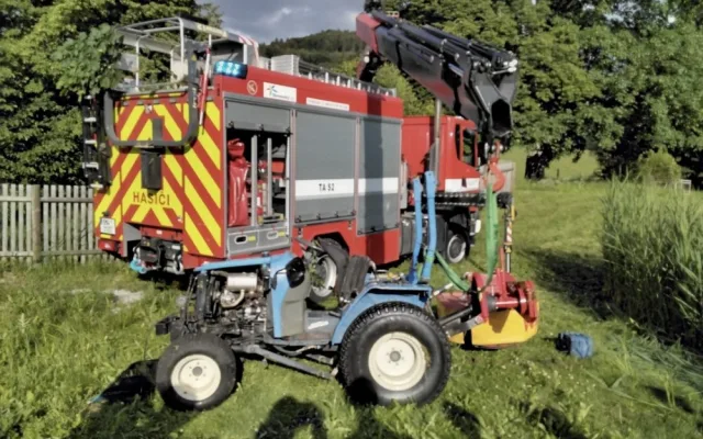 Při sekání trávy se ve Vernířovicích malý traktor převrátil do rybníka. Řidič se málem utopil