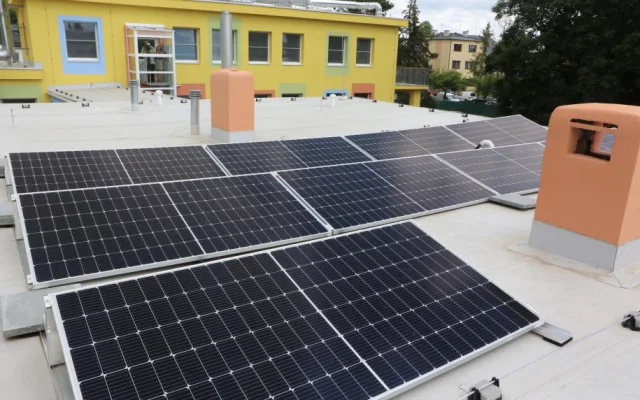 Olomoucká Barevná školka zezelenala. Napájí ji solární elektrárna na střeše