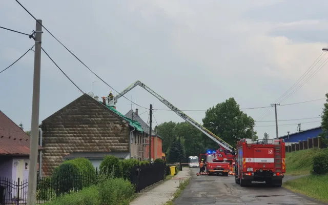 V Moravském Berouně kroupy poškodily několik střech. Na místě zasahuje lezecké družstvo hasičů