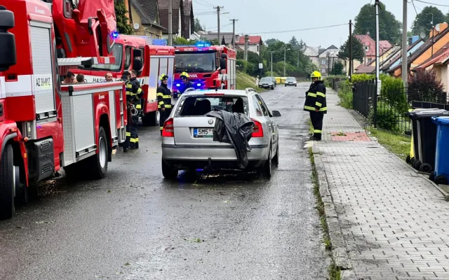 V Moravském Berouně kroupy poškodily několik střech. Na místě zasahuje lezecké družstvo hasičů