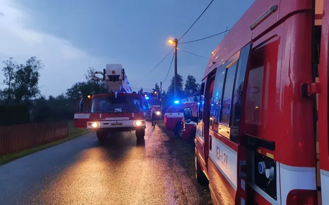 Prostřílené střechy a desítky rozbitých aut. Moravský Beroun se probudil po extrémním krupobití