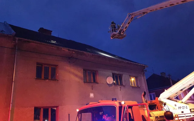 Prostřílené střechy a desítky rozbitých aut. Moravský Beroun se probudil po extrémním krupobití