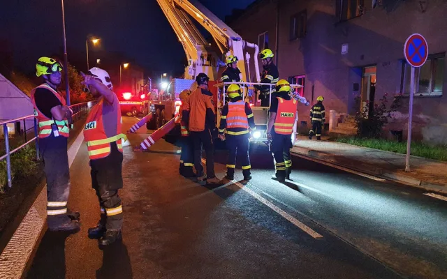 Prostřílené střechy a desítky rozbitých aut. Moravský Beroun se probudil po extrémním krupobití