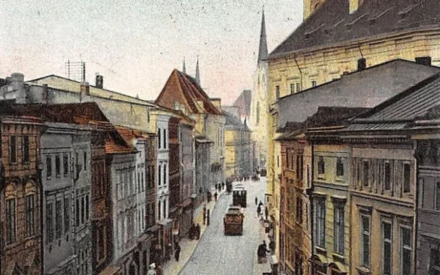 Na konci Nožířské (později Eliščiny, dnes Denisovy) ulice stávala od nepaměti městská brána zvaná Nová věž. Zbořena byla v r. 1787. Eliščina ulice 1910