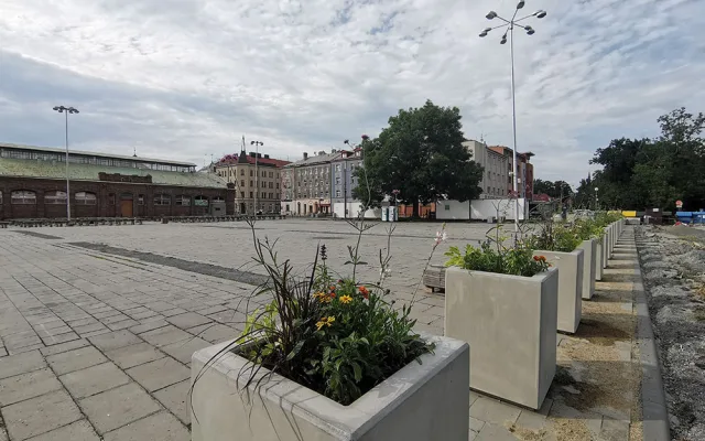 Tržnici zkrášlí posezení s květinami. Opuštěná budova je k mání za 60 milionů