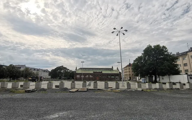 Tržnici zkrášlí posezení s květinami. Opuštěná budova je k mání za 60 milionů