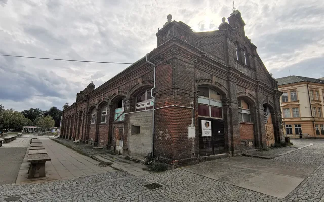 Tržnici zkrášlí posezení s květinami. Opuštěná budova je k mání za 60 milionů
