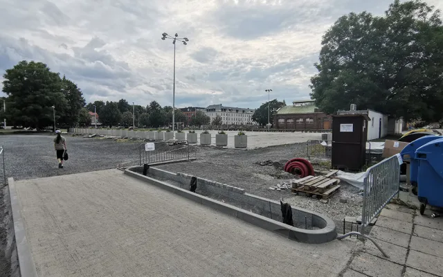 Tržnici zkrášlí posezení s květinami. Opuštěná budova je k mání za 60 milionů