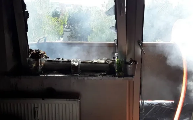 V Prostějově hořel balkon. Hasiči museli obyvatele evakuovat
