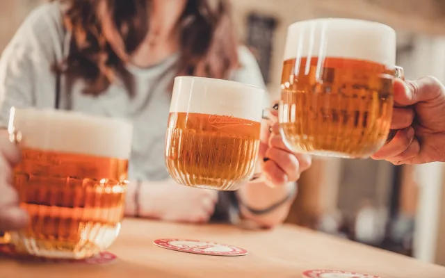 Budějovický Budvar je doma v jižních Čechách, ale slavný je po celém světě