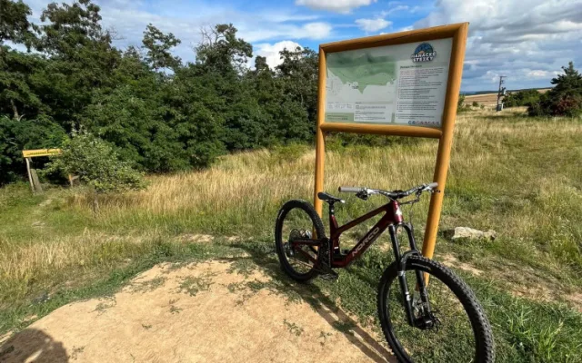 Na Hanáckých stezkách u Plumlova někdo ničí označení tratí. Může to být nebezpečné, varuje biker