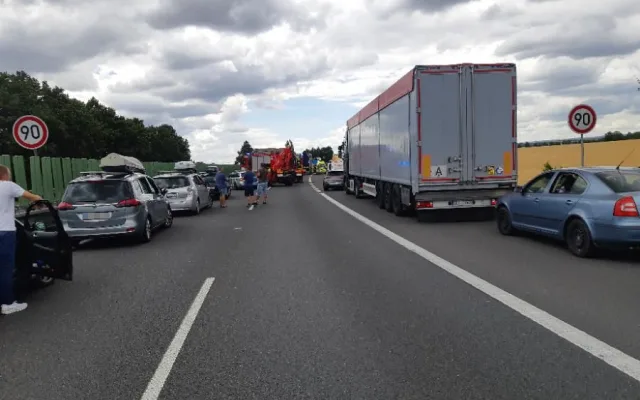 Dopravní nehoda dvou kamionů a osobního auta zablokovala dálnici u Olomouce
