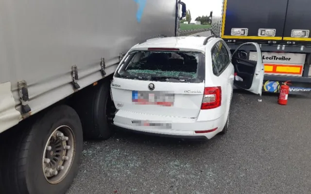 Dopravní nehoda dvou kamionů a osobního auta zablokovala dálnici u Olomouce