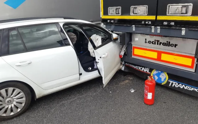 Dopravní nehoda dvou kamionů a osobního auta zablokovala dálnici u Olomouce