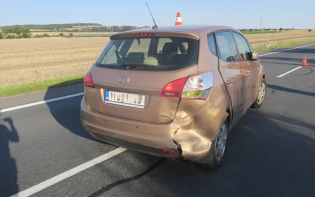 Řetězová nehoda u Přerova: řidič dodávky se před kolonou zadíval na spolujezdce