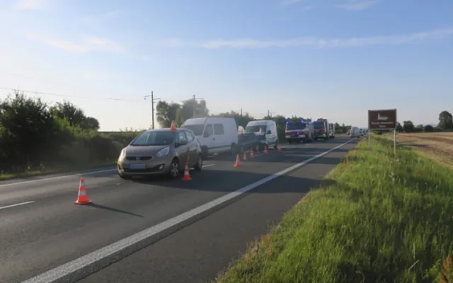Řetězová nehoda u Přerova: řidič dodávky se před kolonou zadíval na spolujezdce