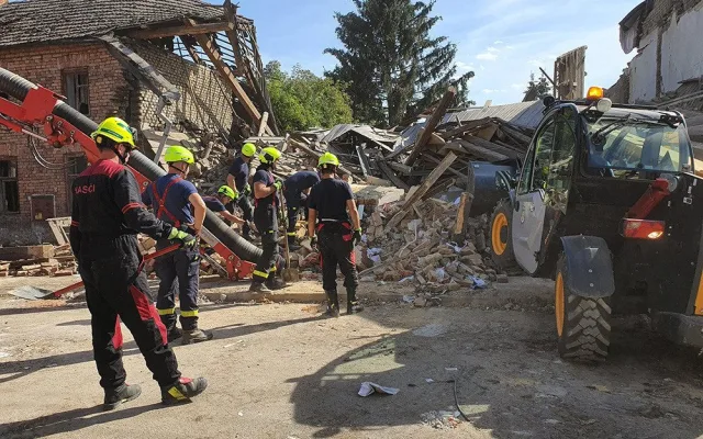 Za výbuchem domu v Olšanech byl plyn, potvrdili hasiči. Policie nevylučuje úmyslné jednání