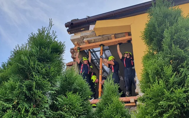 Za výbuchem domu v Olšanech byl plyn, potvrdili hasiči. Policie nevylučuje úmyslné jednání