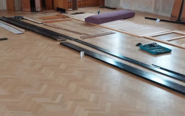 V prostějovském Národním domě řemeslníci pracují na opravě vzácných maleb a fresek