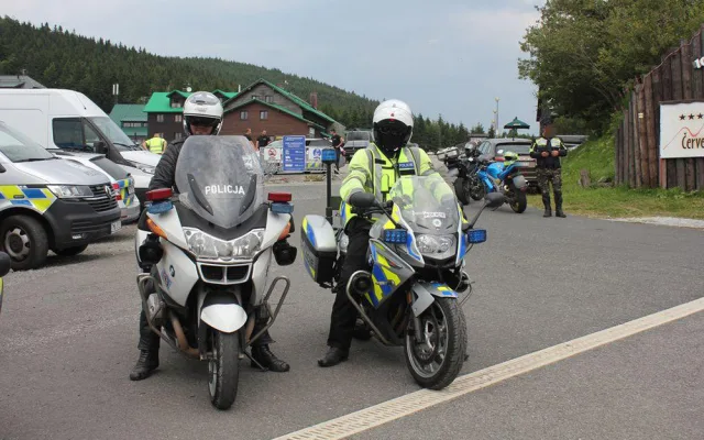 VIDEO: Přes plnou v zatáčce. Policisté kontrolovali na Červenohorském sedle nejen motorkáře