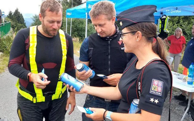 VIDEO: Přes plnou v zatáčce. Policisté kontrolovali na Červenohorském sedle nejen motorkáře